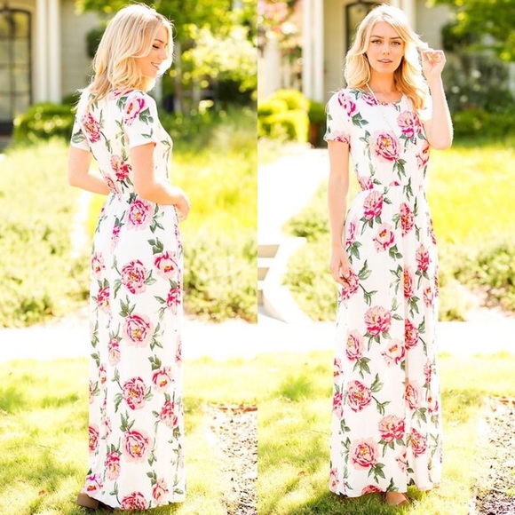 ๐HP๐ Ivory Short Sleeve Floral Maxi Dress With Pockets - Picture 1 of 3